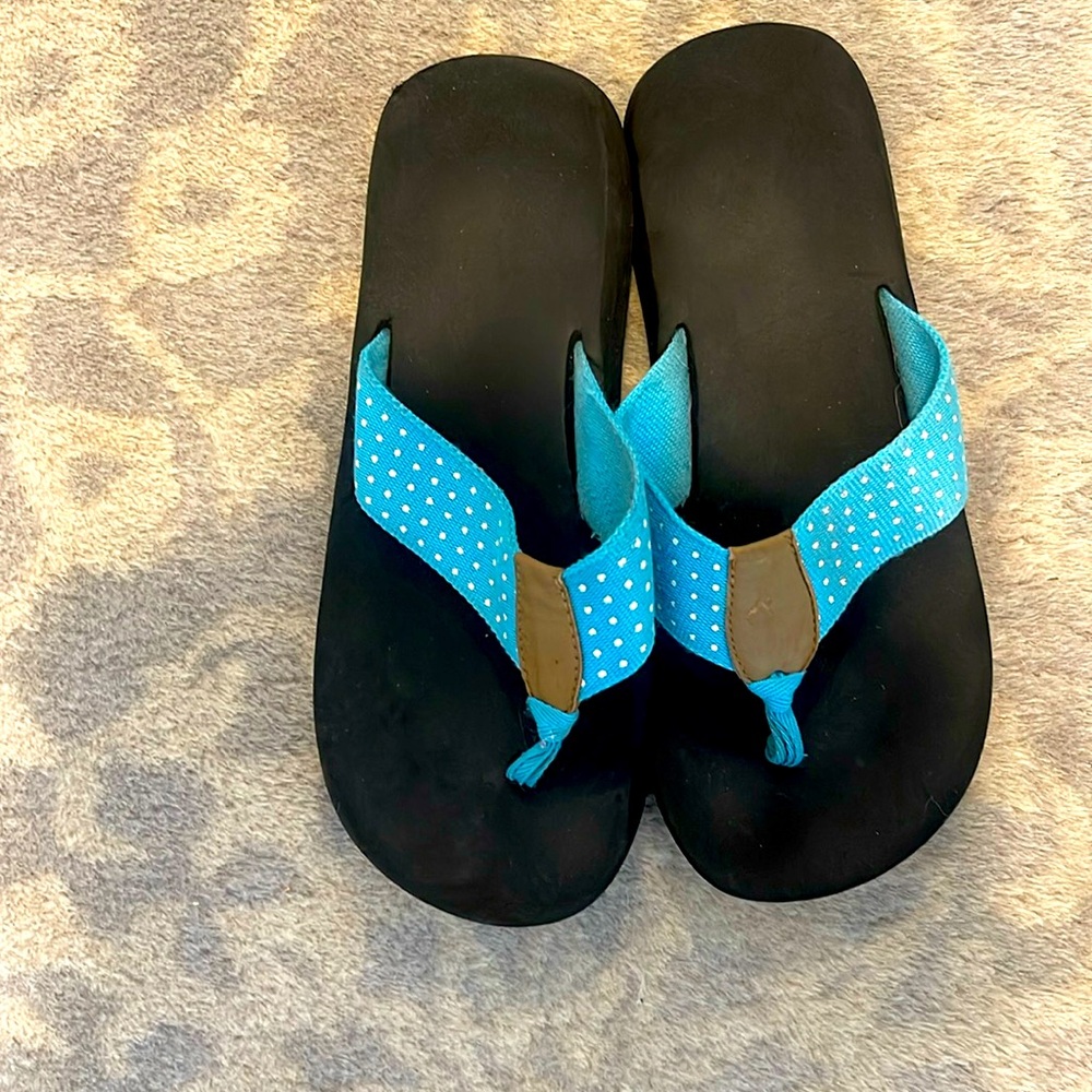 Unbranded, aqua polkadot flip-flops size 8 very cute comfortable.